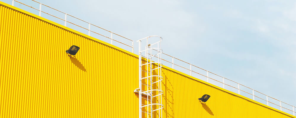 メインヴィジュアル黄色い建物の写真